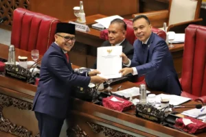 Menteri PANRB Abdullah Azwar Anas saat menghadiri Rapat Paripurna DPR