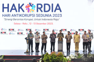 Presiden Jokowi didampingi sejumlah pejabat menghadiri Puncak Peringatan Hakordia di Istana Senayan Jakarta Selasa 1212. Foto Humas SetkabAgung