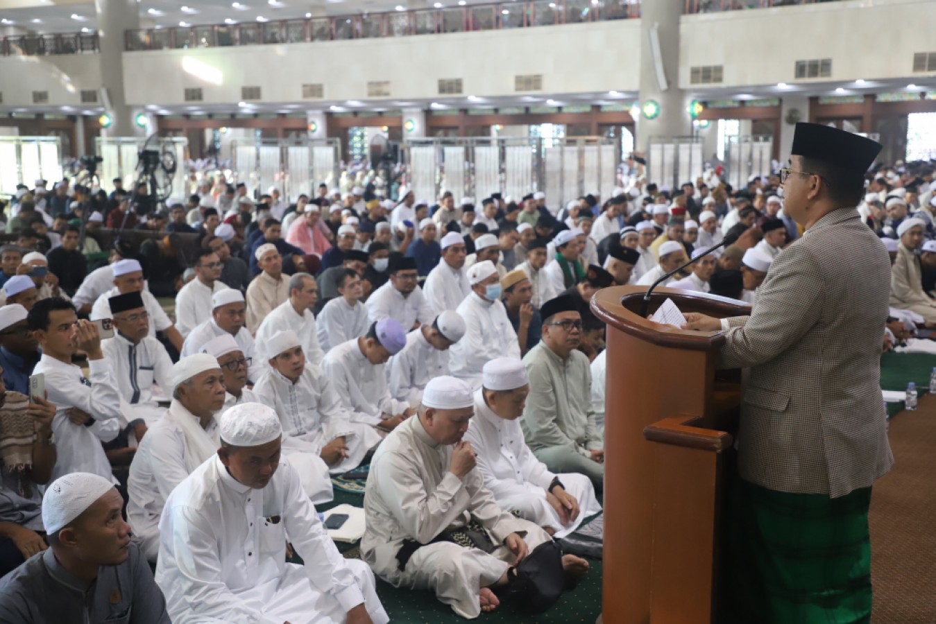 Ribuan Jemaah Padati Islamic Center Samarinda di Hari Raya Idulfitri 1445 H, Pj Gubernur Kaltim Sampaikan Pesan Penting Ini