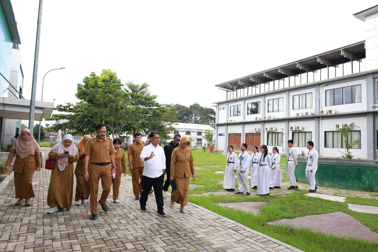 Pj Gubernur Kaltim Sambangi SMA 10 Samarinda, Tekankan Pentingnya Kualitas Pendidikan