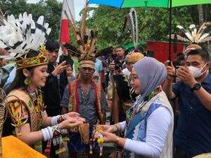 Resmikan Festival Nepa Pade, Bupati Sri Harapkan Kampung Inaran Jadi Kampung Budaya benuanta
