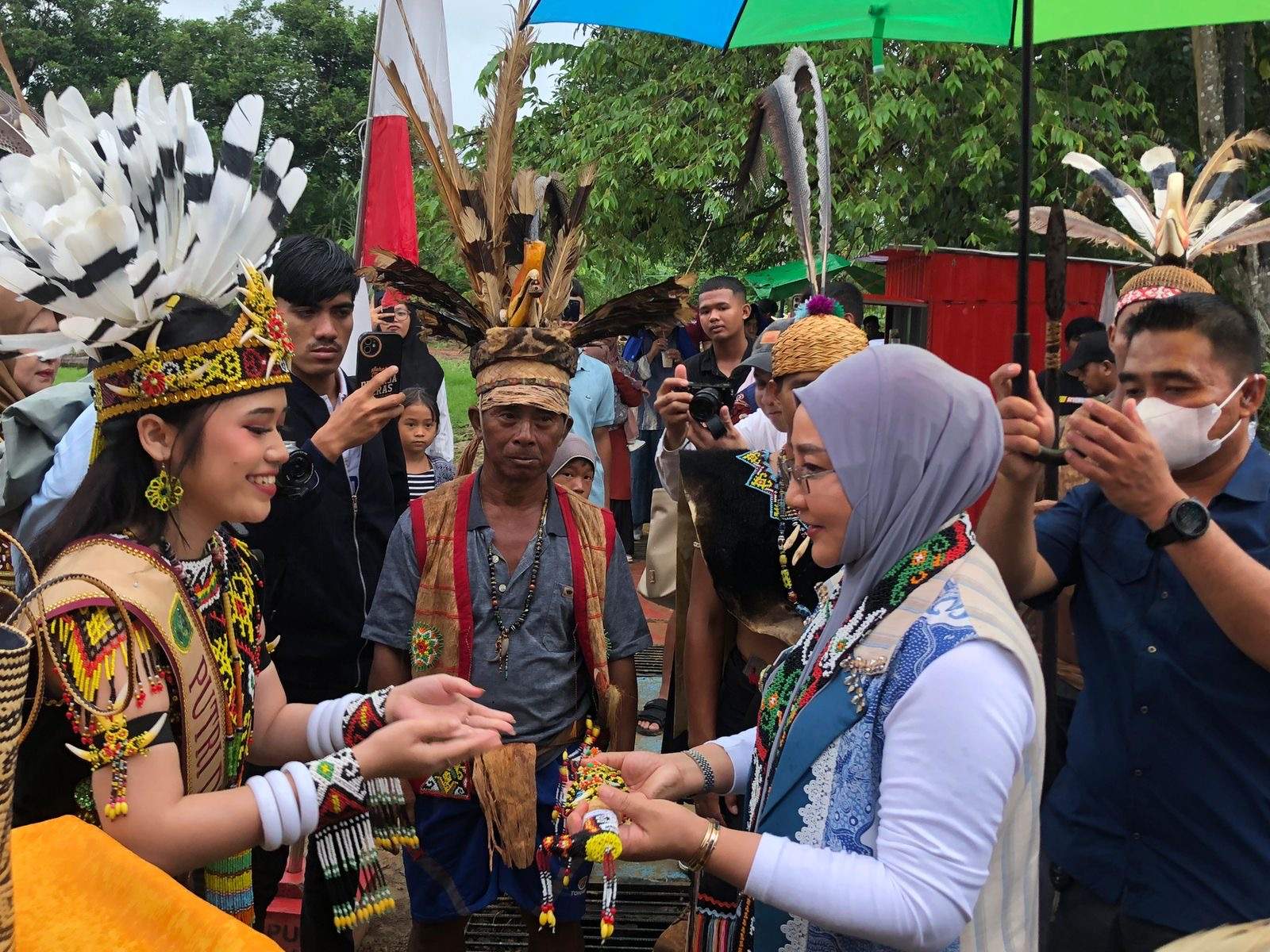 Resmikan Festival Nepa Pade, Bupati Sri Harapkan Kampung Inaran Jadi Kampung Budaya benuanta