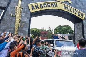 Jajar Kehormatan Taruna Akmil Lepas Kepulangan Presiden Prabowo dan Kabinet benuanta