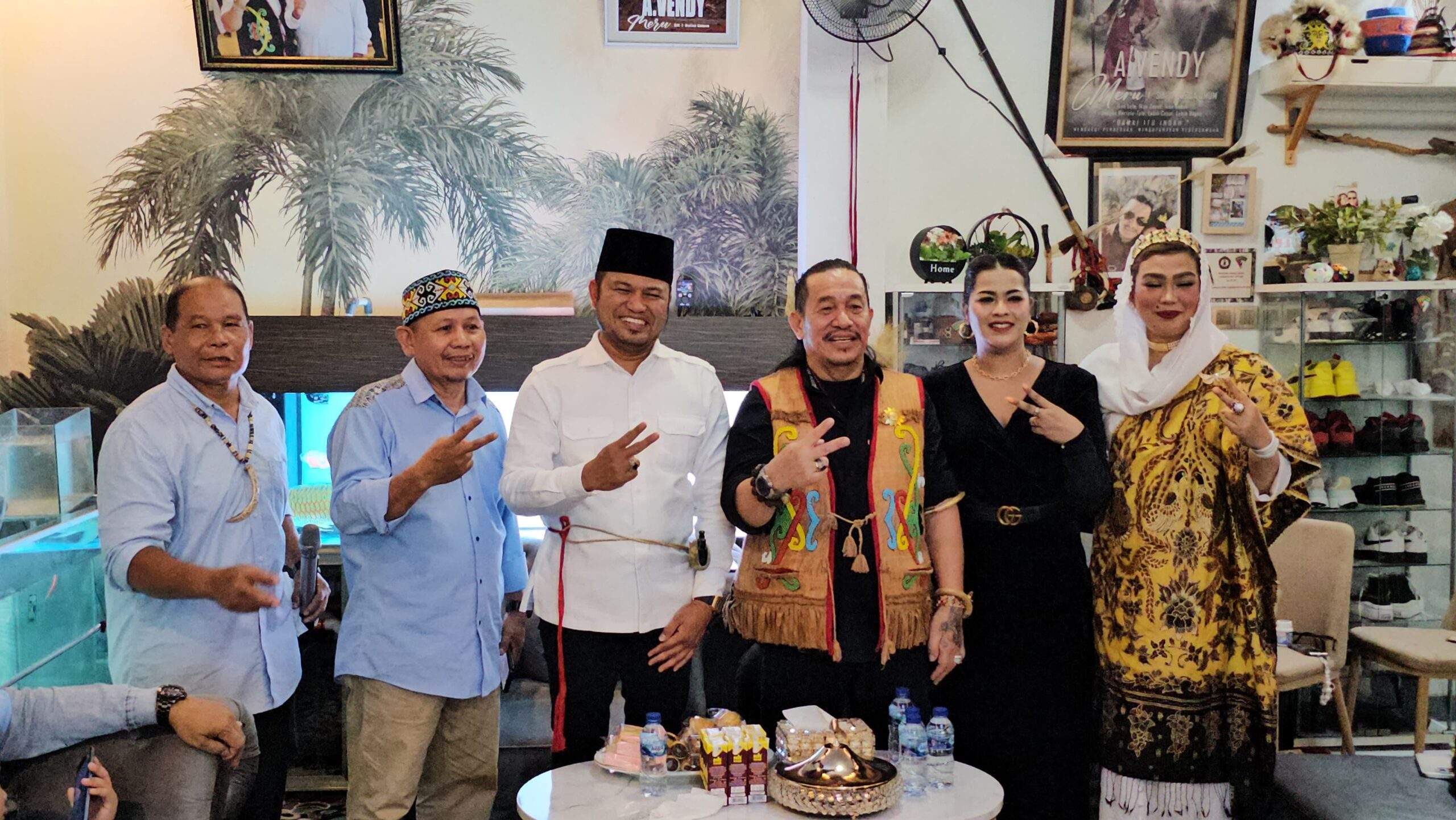 LPADKT Berikan Mandau dan Felfet sebagai Simbol Dukungan untuk Rudy Mas'ud benuanta