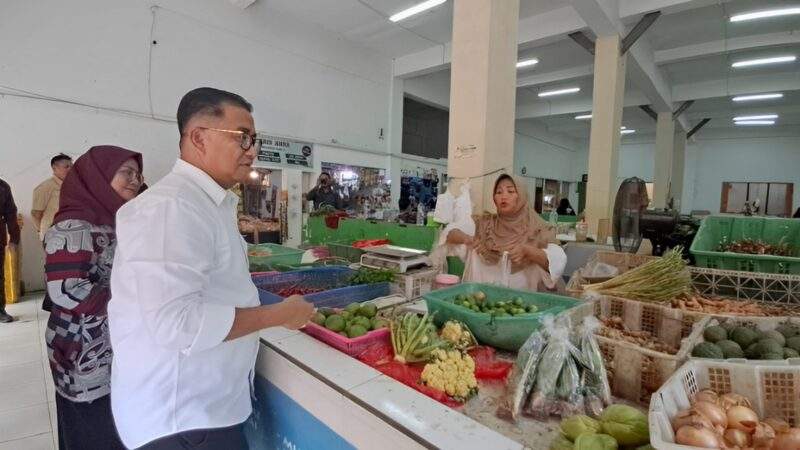Jelang Natal dan Tahun Baru, Akmal Malik Cek Stabilitas Harga di Pasar Merdeka