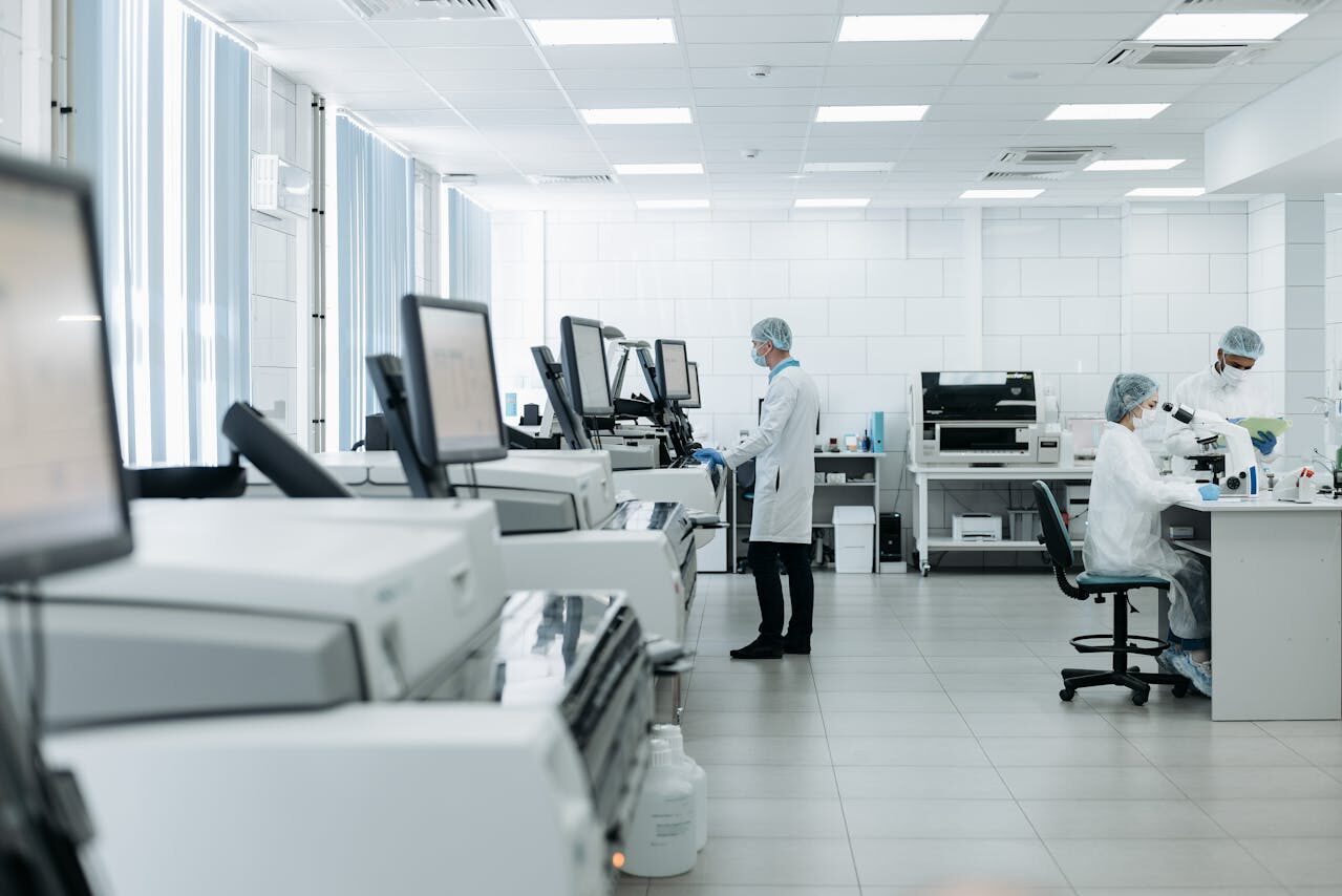 Kontraktor dan Konsultan Desain Laboratorium Terpercaya dari PT LAB Technologi Indonesia