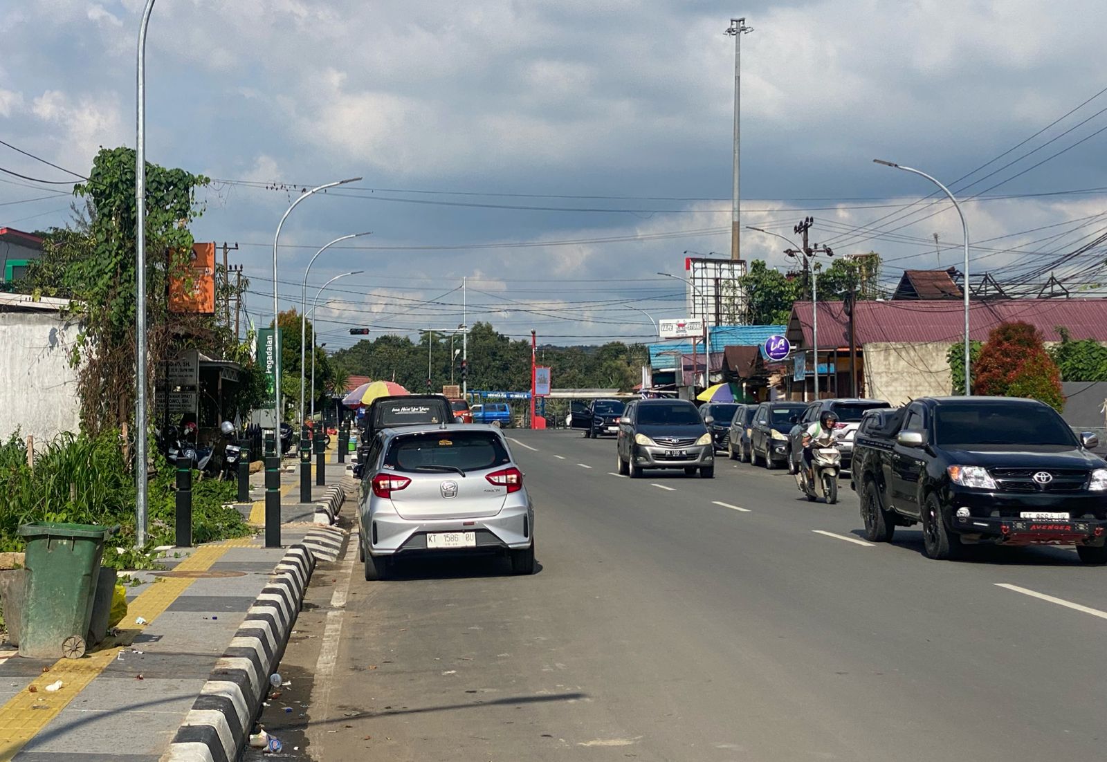 Parkir liar di Jalan Imam Bonjol, Kelurahan Melayu, Kecamatan Tenggarong.