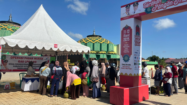 Disperindag Kukar Salurkan 1.120 Tabung LPG Subsidi Lewat Operasi Pasar Ramadan
