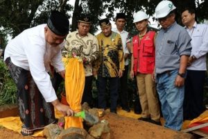Pembangunan Jembatan Pendamping Jembatan Besi Tenggarong Resmi Dimulai dengan Upacara Tepung Tawar
