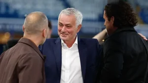 Dari Biskuit Hingga Pelukan, Momen Hangat Mourinho di Stamford Bridge