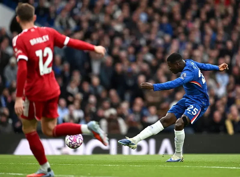 Babak Pertama Chelsea vs Liverpool Panas, Gol Indah Caicedo Diwarnai Insiden VAR dan Kartu Kuning Maresca
