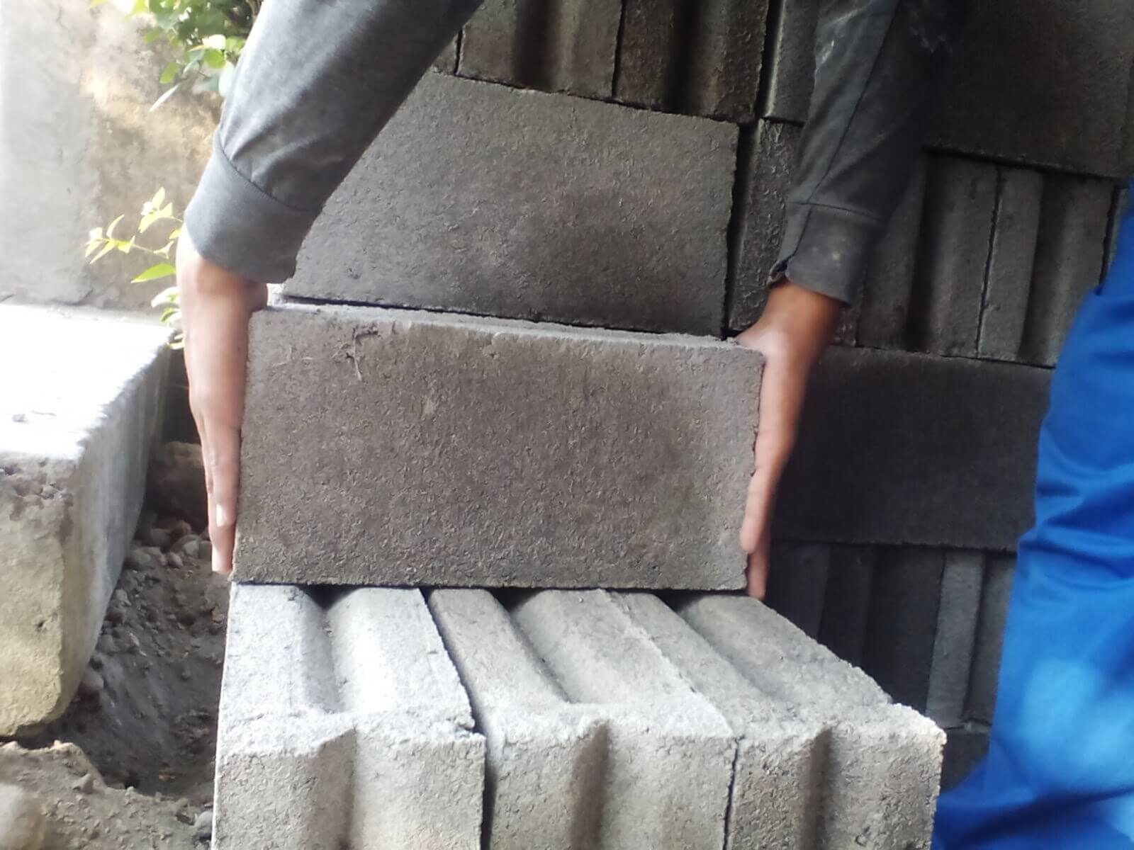 Kelebihan Batako Dibandingkan Bata Merah: Mana yang Lebih Unggul untuk Dinding Rumah?