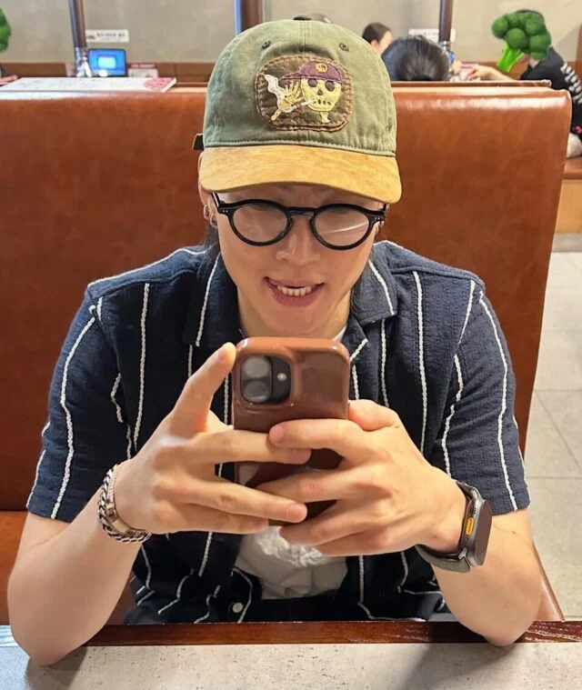 Pakai Barang Kembar, Idol KPOP Atas Diduga Beri Kode Kencan dengan Influencer