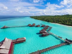 Keindahan Pantai Pulau Maratua Berau yang memanjakan mata wisatawan. (Istimewa)