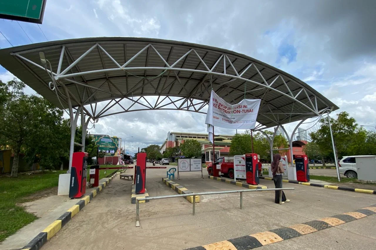 Pintu masuk parkir di Pasar Sanggam Adji Dilayas (PSAD), Kabupaten Berau.