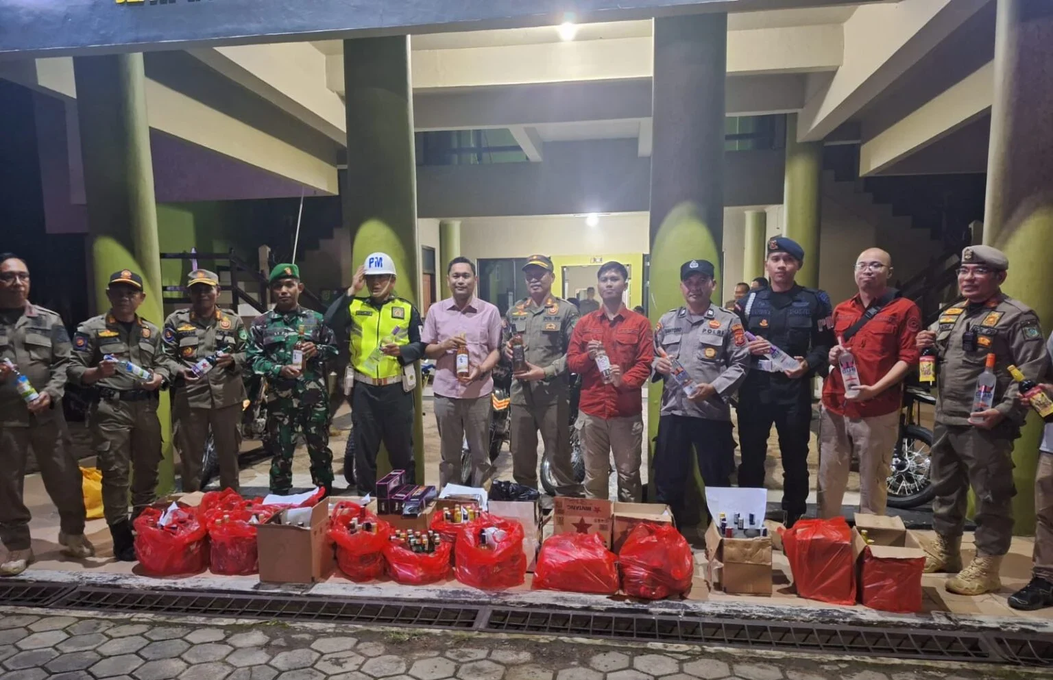 Jajaran Polres Berau bersama tim gabungan menunjukkan hasil razia besar-besaran yang menyasar peredaran miras, Minggu (1/3/2026) malam.