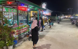 Deretan lapak pedagang di Pulau Derawan, Kabupaten Berau. (IST)