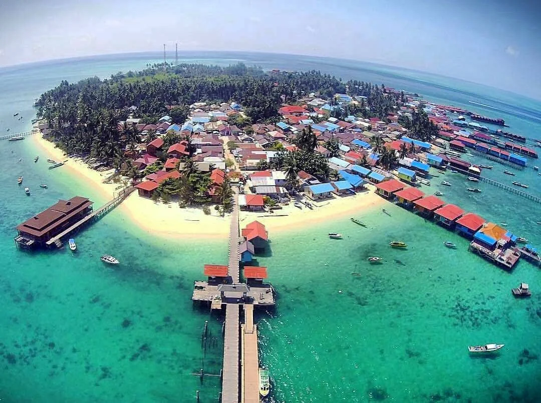 Foto udara Pulau Derawan yang merupakan salah satu magnet pariwisata Kabupaten Berau.