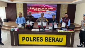 Kapolres Berau, AKBP Ridho Tri Putranto, saat menunjukkan sabu 10 kg yang diamankan dari pelaku berinisial SS asal Bulungan Kalimantan Utara.