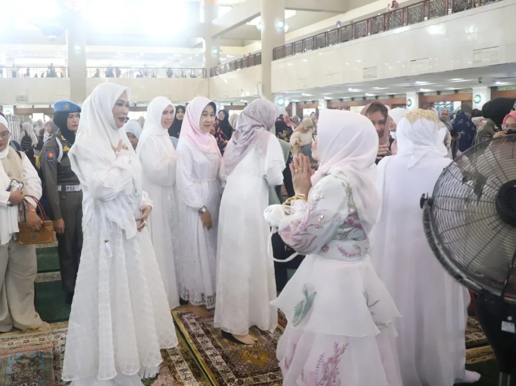 Ribuan Warga Samarinda Khusyuk Ikuti Salat Idulfitri Bersama Gubernur Kaltim