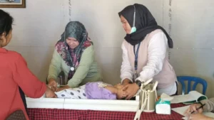 Pemberian imunisasi dan makan sehat secara gratis di salah satu posyandu di Berau. (IST)