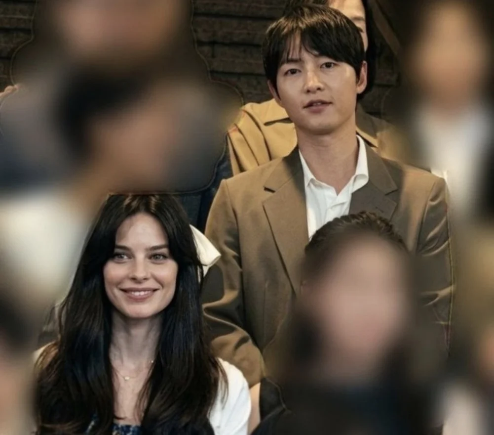 Tiga Tahun Menikah, Song Joong Ki Akhirnya Gandeng Katy Saunders di Depan Publik