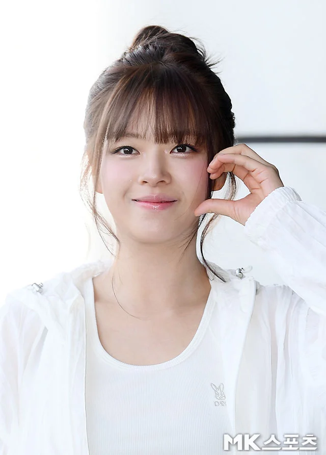 Foto-Foto Jeongyeon TWICE di Bandara Gimpo yang Tuai Pujian Netizen