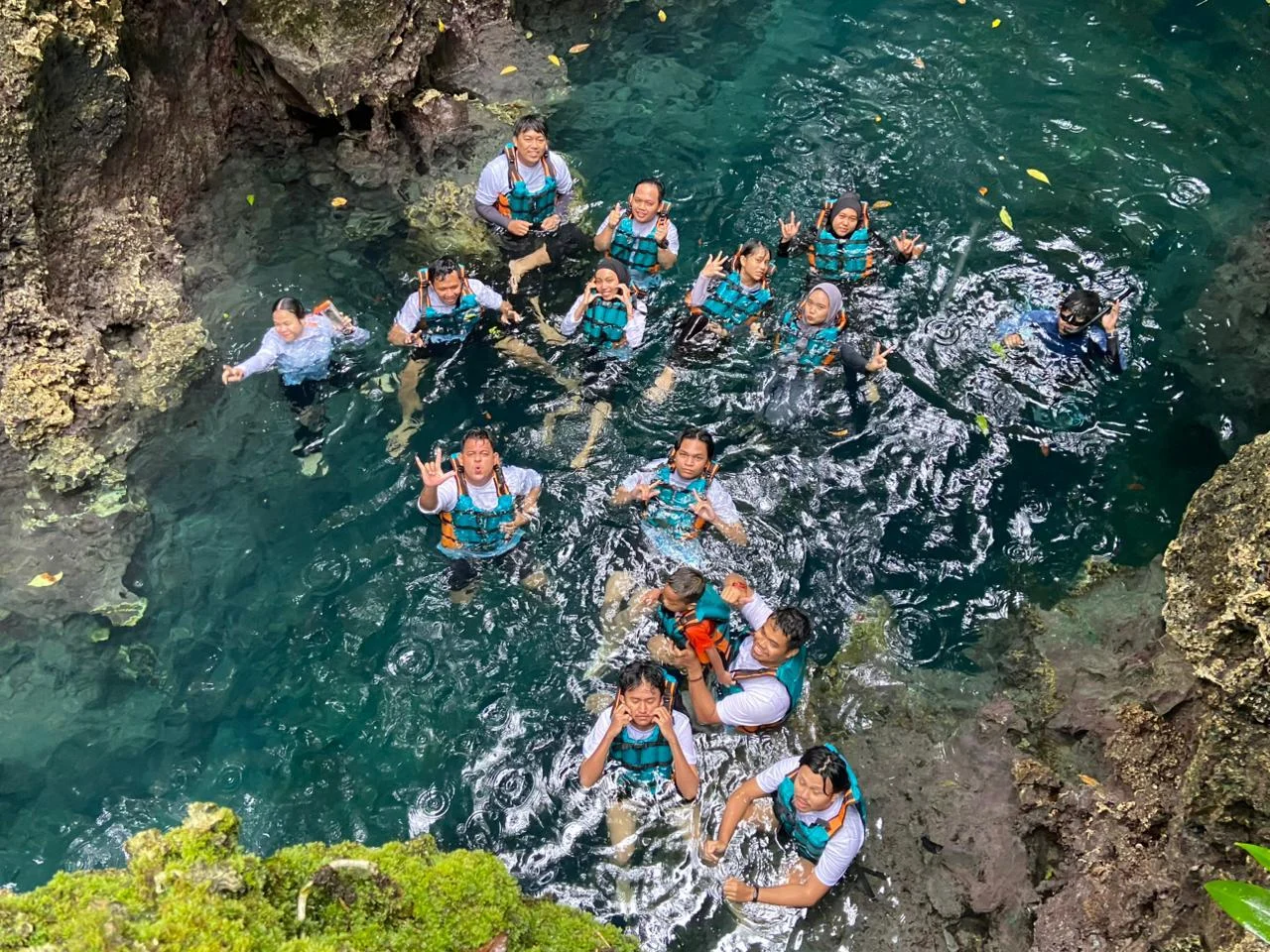 Wisatawan menikmati Goa Halo Tabung di Maratua, Berau.
