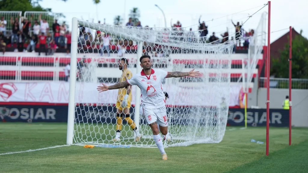 Prediksi Arema FC vs Malut United Tuan Rumah Terluka Laskar Kie Raha Siap Curi Poin