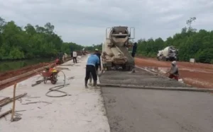 Pengerjaan jalan menuju Pelabuhan Mantaritip di Kecamatan Sambaliung.