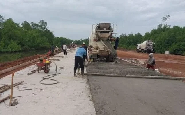 Pengerjaan jalan menuju Pelabuhan Mantaritip di Kecamatan Sambaliung.