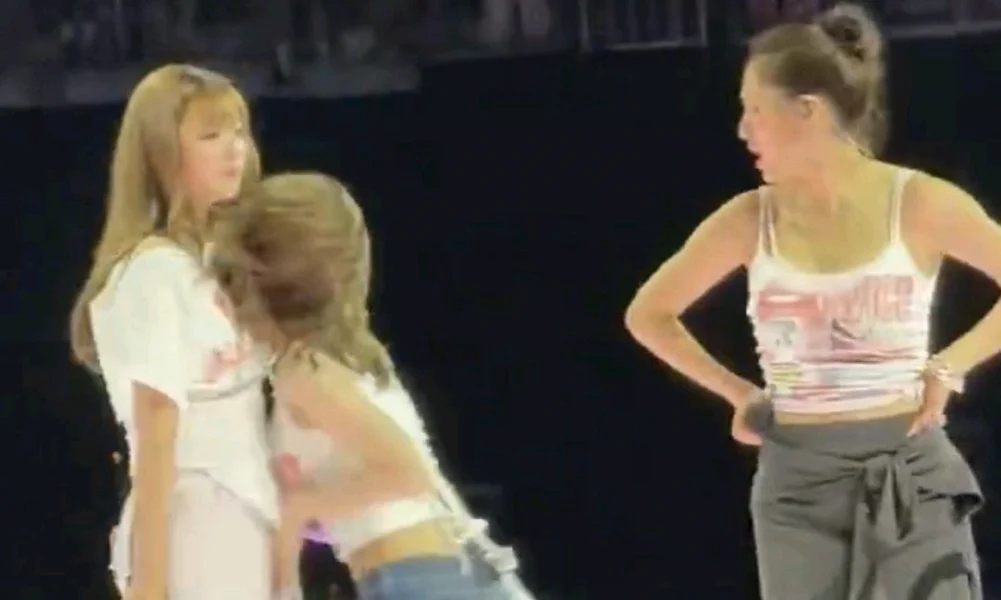 Insiden Lucu Konser TWICE, Momo Tersungkur Usai Tabrak Jeongyeon