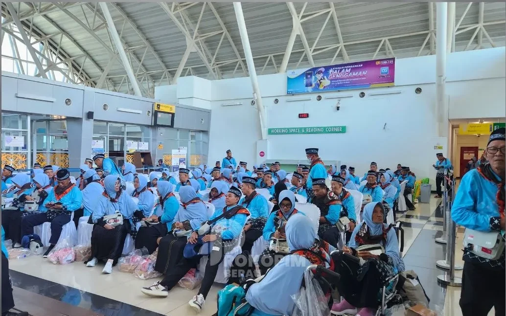 Calon jemaah haji Berau saat menunggu keberangkatan ke Embarkasi Balikpapan di Bandara Kalimarau, Kamis (14/5/2026). (Prokopim)