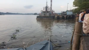 Pemandangan Tepian Teratai yang terdapat banyak sampah di bantaran Sungai Segah. (IST)