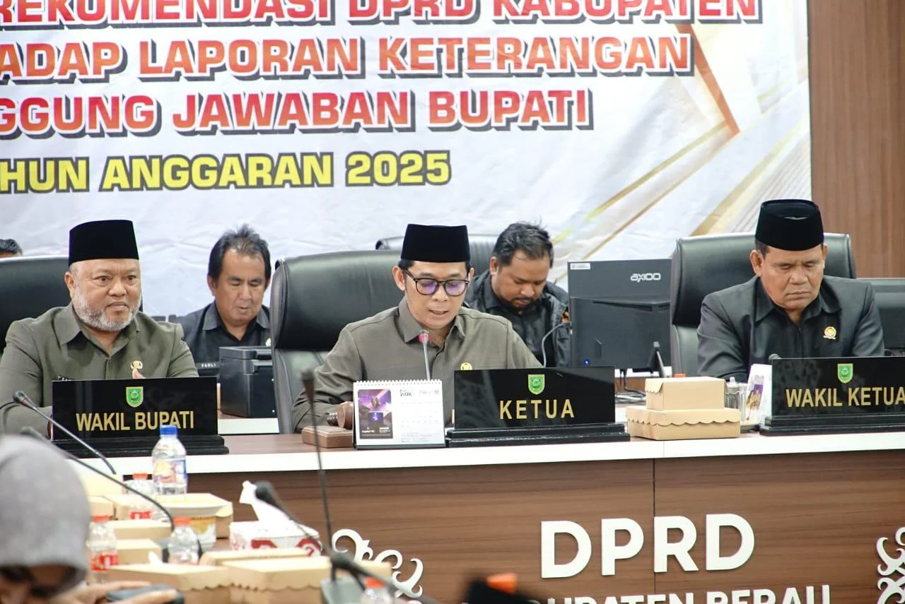 Ketua DPRD Berau, Dedy Okto Nooryanto, saat memimpin Rapat Paripurna Penyampaian Rekomendasi LKPJ Bupati Berau 2025, Senin (4/5/2026).