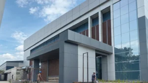 Renovasi Fasad Ruko dan Toko: Kombinasi ACP, Kaca Tempered, dan Aluminium yang Membuat Bisnis Lebih Menarik